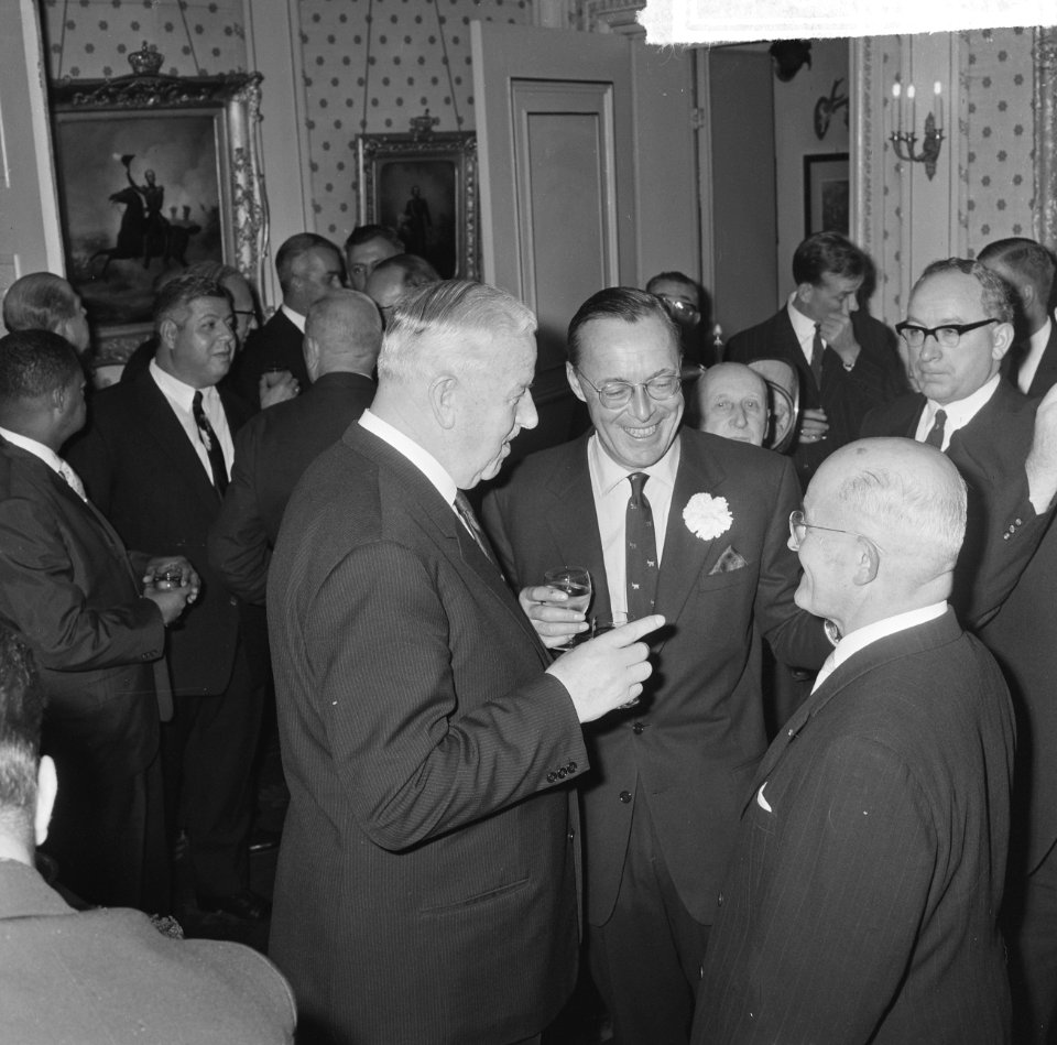 KNVB op Paleis Soestdijk ontvangen, vlnr Sir Stanley Rous, prins Bernhard en, Bestanddeelnr 917-2283