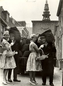 Kolenboer en Bloemenmeisjes in de Kerkstraat. Aangekocht van fotograaf C. de Boer, NL-HlmNHA 54015428