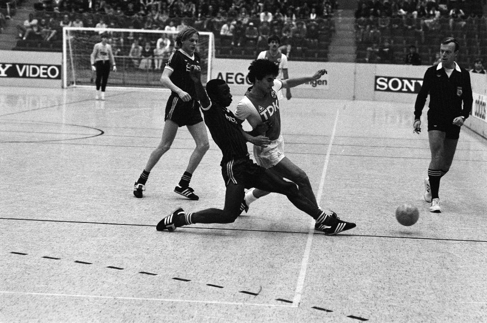 KNVB Sony Indoor Soccer Toernooi Ajax tegen AZ67 in Sporthal Zuid in Amsterdam b, Bestanddeelnr 933-1902