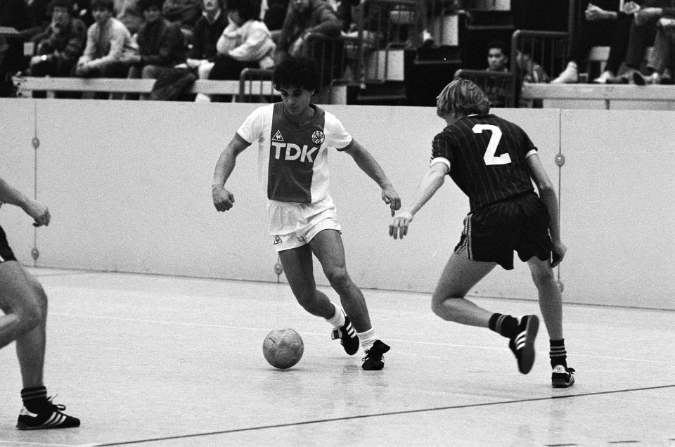 KNVB Sony Indoor Soccer Toernooi Ajax tegen AZ67 in Sporthal Zuid in Amsterdam b, Bestanddeelnr 933-1903