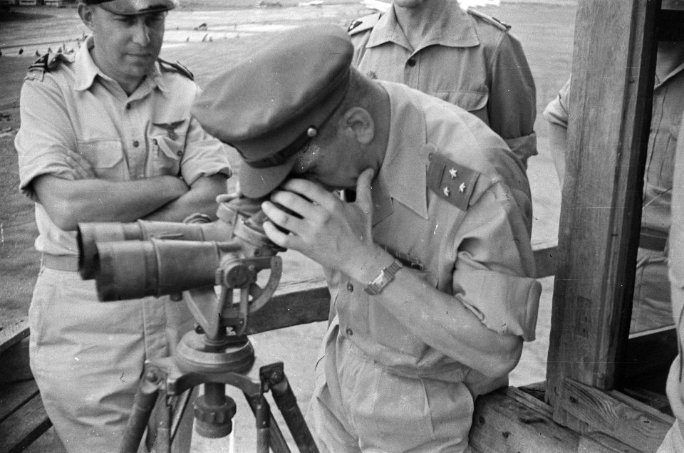 Kolonel P.J. de Broeckert, commandant Militaire Luchtvaart, kijkt door verrekijk, Bestanddeelnr 134-3-4