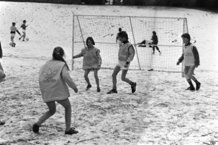 KNVB-actie 4 tegen 4 gepresenteerd in Zeist technisch directeur KNVB Rinus Mi, Bestanddeelnr 933-8941