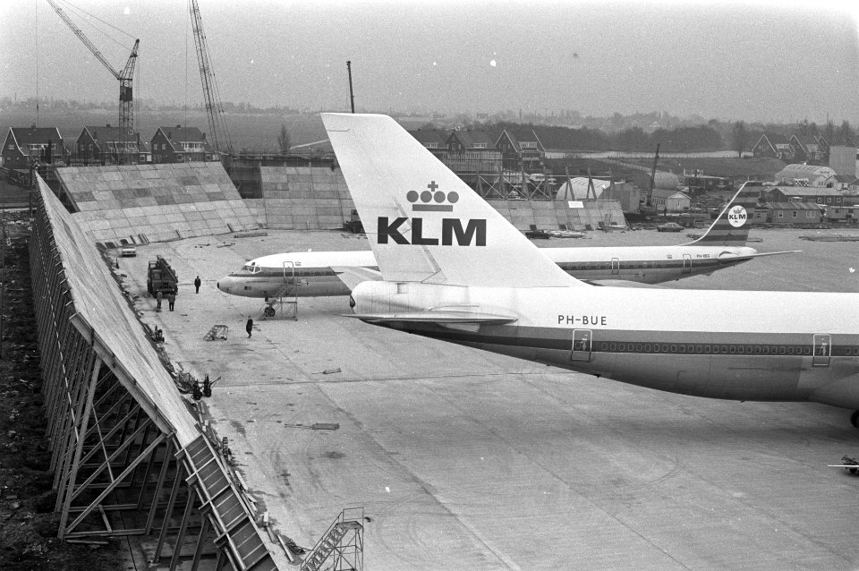KLM bouwt geluidsmuur rond platform waar wordt proef gedraaid, Bestanddeelnr 925-3342