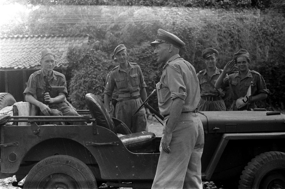 Kolonel JW Sluyter van de U-Brigade bij een jeep, Bestanddeelnr 6427
