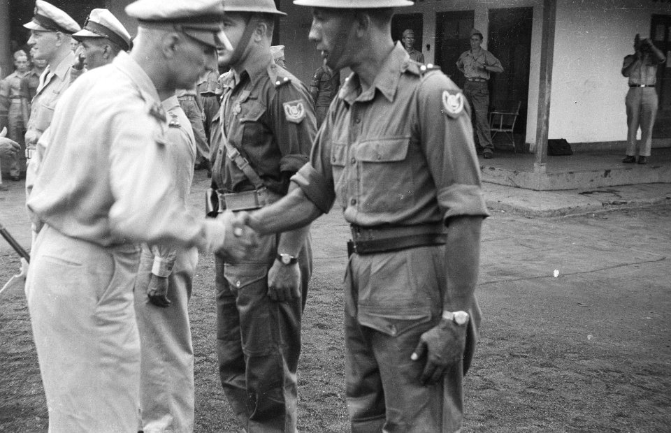Kolonel G.I. van Leeuwen, directeur van de Verplegings- en Transport dienst schu, Bestanddeelnr 250-1-3