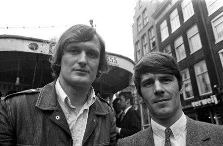Klisjeemannetjes Wim de Bie en Kees van Kooten (rechts) brachten nieuwe lp uit, Bestanddeelnr 921-4147