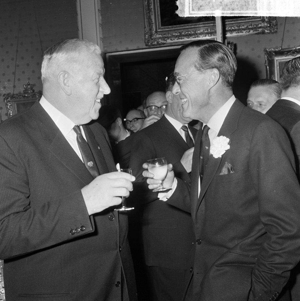 KNVB op Paleis Soestdijk ontvangen Sir Stanley Rous (rechts) en prins Bernhard, Bestanddeelnr 917-2284