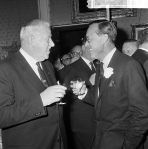 KNVB op Paleis Soestdijk ontvangen Sir Stanley Rous (rechts) en prins Bernhard, Bestanddeelnr 917-2284