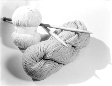 Knotten breiwol met breinaalden, Bestanddeelnr 190-0834