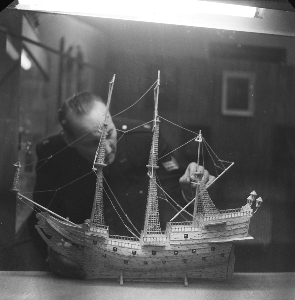 Knutselbeurs op Schiphol. Man met houten schip. Hr. A. van Duren, Bestanddeelnr 913-0594