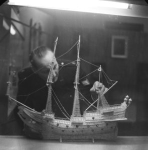 Knutselbeurs op Schiphol. Man met houten schip. Hr. A. van Duren, Bestanddeelnr 913-0594