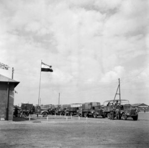 Kolone vrachtwagens staat gereed. Nederlandse en Britse vlag aan vlaggemasten, Bestanddeelnr 900-5029 photo