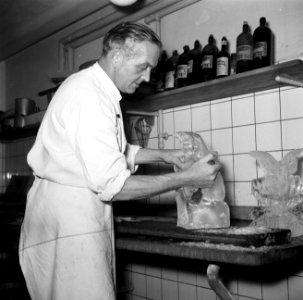 Kok maakt ijssculpturen in de keuken van restaurant Wivex, Bestanddeelnr 252-9142