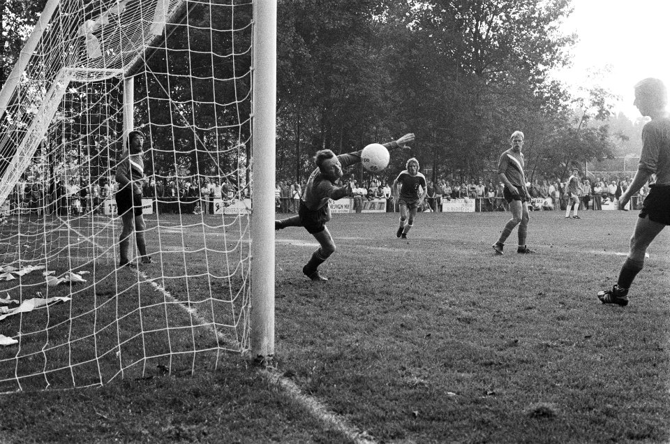 KNVB beker Jodan Boys tegen FC Amsterdam (0-10) Stemmer (m) kopt eerste doelpu, Bestanddeelnr 929-8631