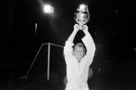 KNVB bekerfinale Ajax tegen AZ67 0-1, Kees Kist met beker, Bestanddeelnr 929-7034
