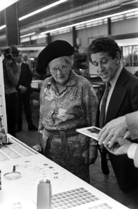 Koningin Juliana bezoekt Fa Joh Enschede in Haarlem, Bestanddeelnr 929-9265