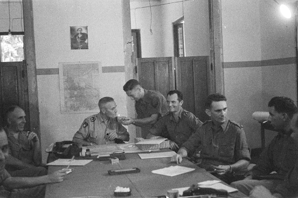 Kolonel J.W. Sluyter, commandant van de U-Brigade en zijn staf tijdens een verga, Bestanddeelnr 49-1-5