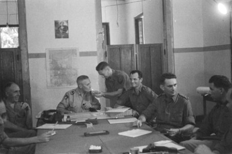 Kolonel J.W. Sluyter, commandant van de U-Brigade en zijn staf tijdens een verga, Bestanddeelnr 49-1-5