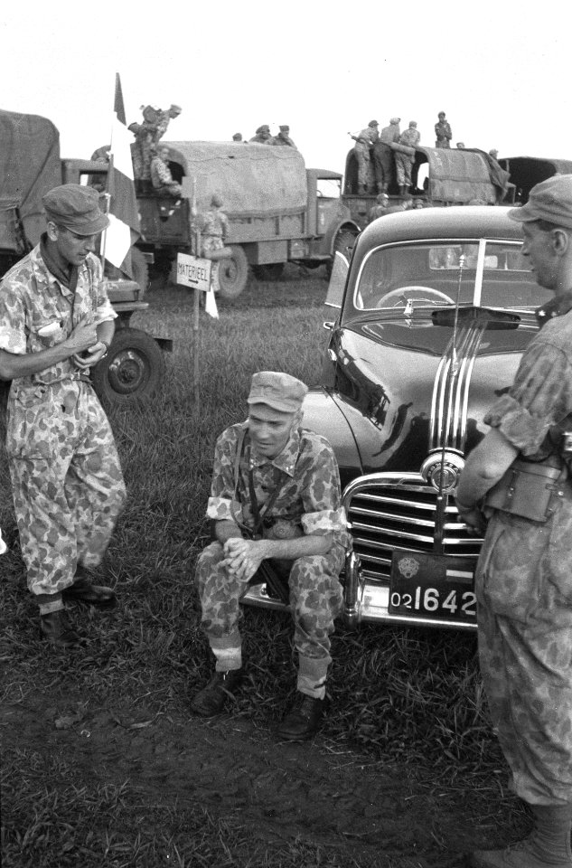 Kolonel D.R.A. van Langen, de commandant van de T-Brigade op het vliegveld Kali , Bestanddeelnr 5492