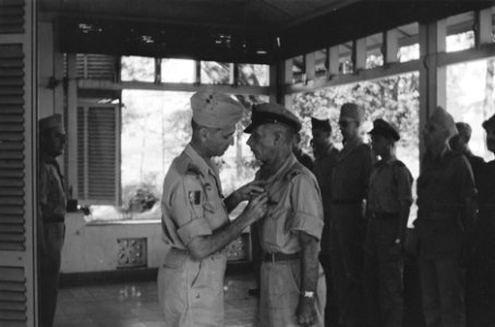 Kolonel D.R.A. van Langen, commandant T-Brigade, speldt de versierselen op bij k, Bestanddeelnr 252-2-2