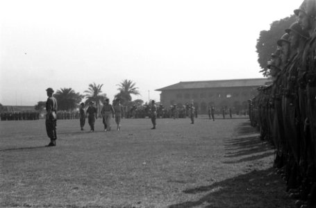 Kolonel J.K. Meyer, commandant V-Brigade, inspecteert de troepen, Bestanddeelnr 6131