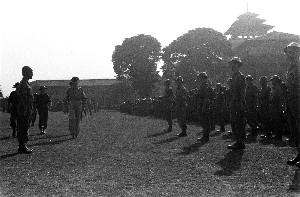 Kolonel J.K. Meyer, commandant V-Brigade, inspecteert de troepen, Bestanddeelnr 6132