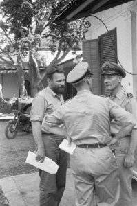 Kolonel J.W. Sluyter, commandant van de U-Brigade in gesprek met een majoor en …, Bestanddeelnr 49-3-4