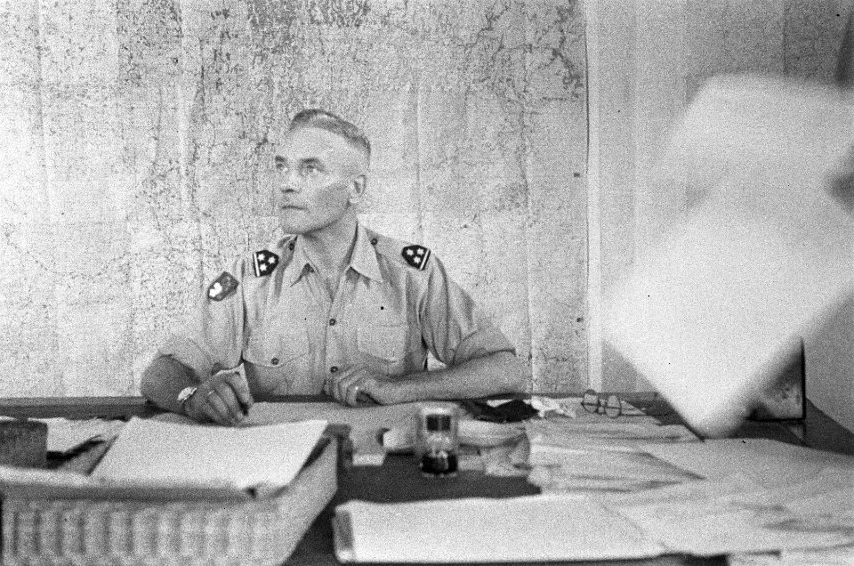 Kolonel J.W. Sluyter, commandant van de U-Brigade, Bestanddeelnr 49-2-4
