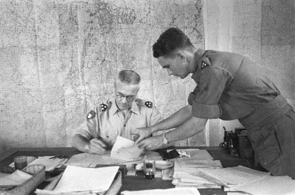 Kolonel J.W. Sluyter, commandant van de U-Brigade, tekent papieren, Bestanddeelnr 49-2-3