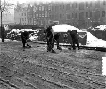 Kolenlossers maken weg sneeuwvrij, Bestanddeelnr 906-2933