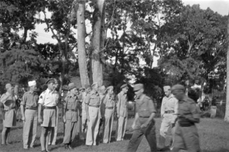 Kolonel D.R.A van Langen, commandant T-Brigade loop t langs een groep officieren, Bestanddeelnr 489-1-4