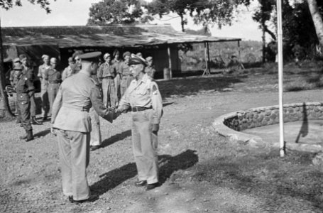 Kolonel Huiting van de V-Brigade feliciteert de de te decoreren KNIL adjudant…, Bestanddeelnr 1655-1-2