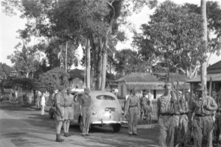 Kolonel D.R.A. van Langen, commandant T-Brigade staat bij zij stafauto, Bestanddeelnr 489-1-6