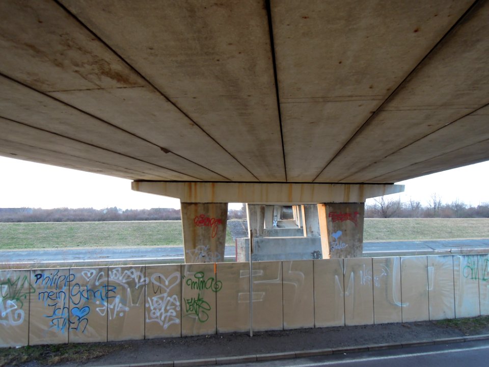 Knautnaundorfer Elsterbrücke der B 186 am südlichen Brückenende -Untersicht- im März 2018c