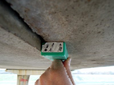Knautnaundorfer Elsterbrücke der B 186 am südlichen Brückenende -Betonträgerversatz- im März 2018b