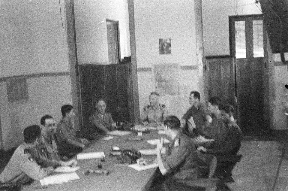 Kolonel J.W. Sluyter, commandant van de U-Brigade en zijn staf tijdens een verga, Bestanddeelnr 49-1-6