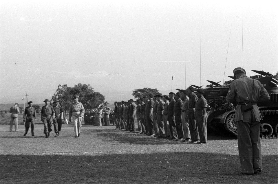 Kolonel J.K. Meyer, commandant V-Brigade, inspecteert de troepen, Bestanddeelnr 6130