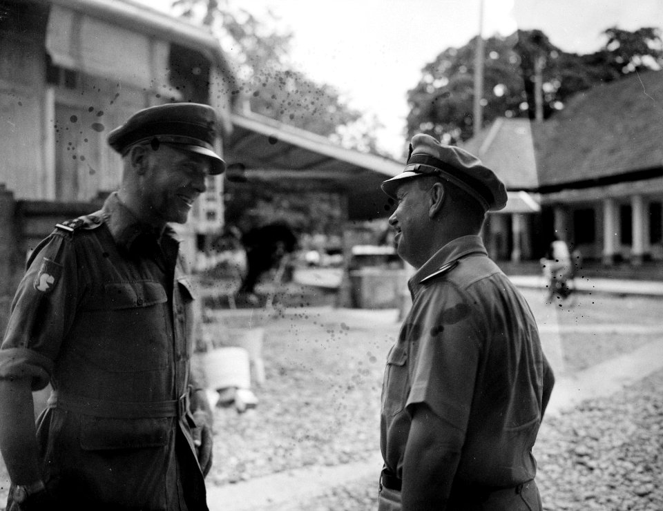 Kolonel J.W. Sluyter, commandant U-Brigade in gesprek met bestuursambtenaar, Bestanddeelnr 10485