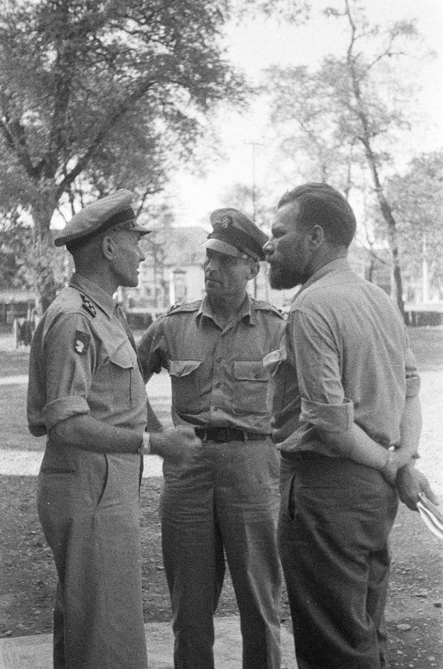 Kolonel J.W. Sluyter, commandant van de U-Brigade in gesprek met een majoor en (, Bestanddeelnr 49-3-6