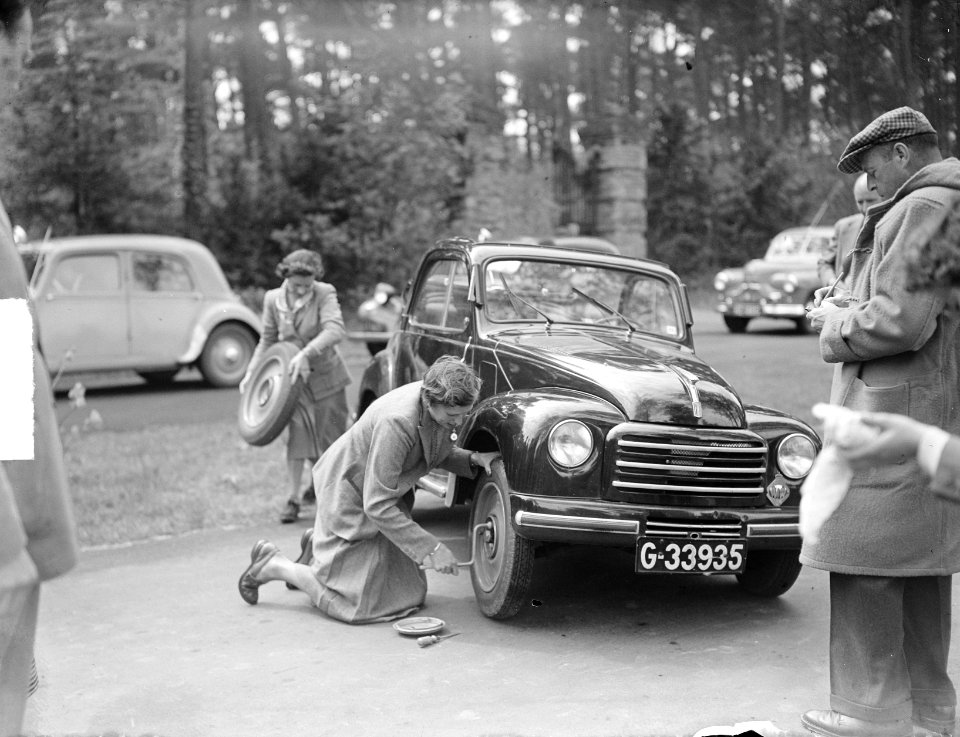 KNAC dames rit met belangrijke personen te Zeist. Verwisselen van band, Bestanddeelnr 903-9736
