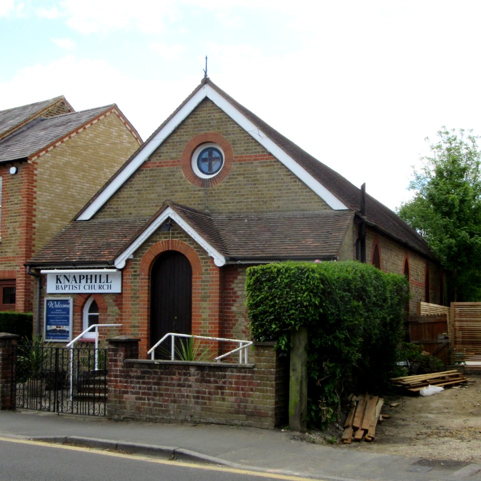 Knaphill Baptist Church, High Street, Knaphill (June 2015) (1)