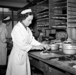Koks in een productie keuken bereiden grote hoeveelheden smørrebrød, Bestanddeelnr 252-9039