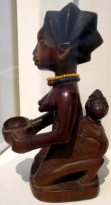 Kneeling female worshipper with child, Yoruba people, Honolulu Museum of Art, 6011.1