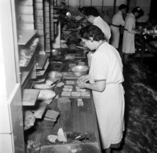 Koks in een productie keuken bereiden grote hoeveelheden smørrebrød, Bestanddeelnr 252-9037