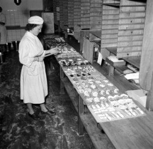 Koks in een productie keuken bereiden grote hoeveelheden smørrebrød, Bestanddeelnr 252-9044