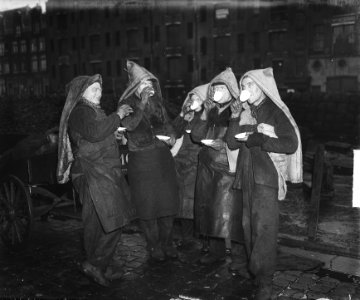 Kolenmannen drinken koffie, Bestanddeelnr 903-6992