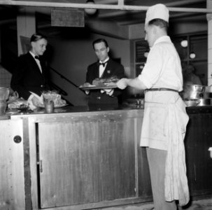 Koks en obers aan het werk in de keuken van restaurant Wivex, Bestanddeelnr 252-9145