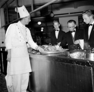 Koks en obers aan het werk in de keuken van restaurant Wivex, Bestanddeelnr 252-9143
