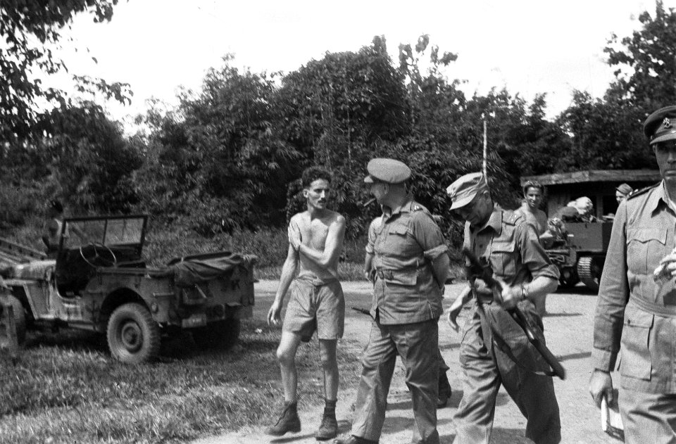 Kolonel P. Scholten bezoekt het front. Links een militair slechts gekleed in ko, Bestanddeelnr 7308