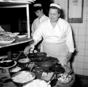 Koks aan het werk in de keuken van restaurant Wivex, Bestanddeelnr 252-9149